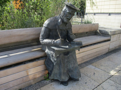 Tyndale statue